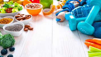 WIE HELFEN MIR ERNÄHRUNG UND KRAFTTRAINING IN DEN WECHSELJAHREN?