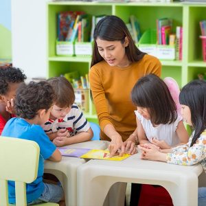 kideaz- minicreches -femme-garde-enfants-structure-accueil-apprentissage