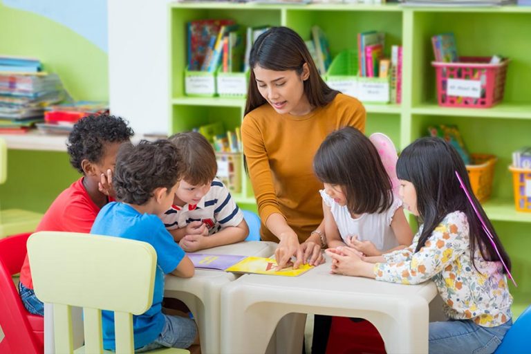 kideaz- minicreches -femme-garde-enfants-structure-accueil-apprentissage