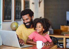 kideaz visites virtuelles musees parent enfant ordinateur