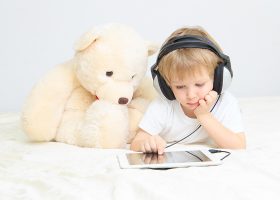 Enfants sur applications éducatives & ludiques