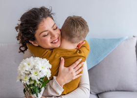 kideaz fete des meres bouquet enfant calin
