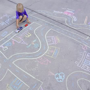 Les Enfants Dessinent à La Craie Sur Le Trottoir Mise Au Point Sélective