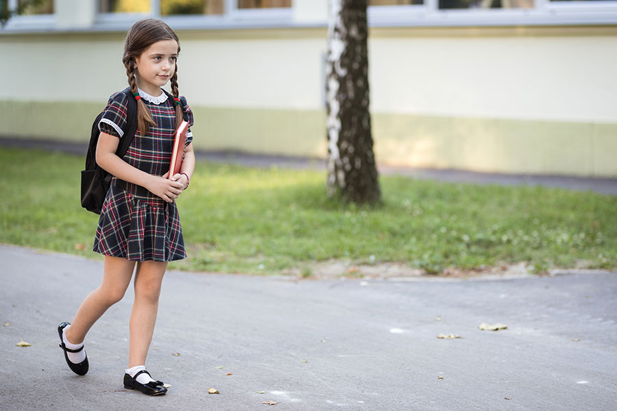 kideaz   enfant   allant a l ecole seul