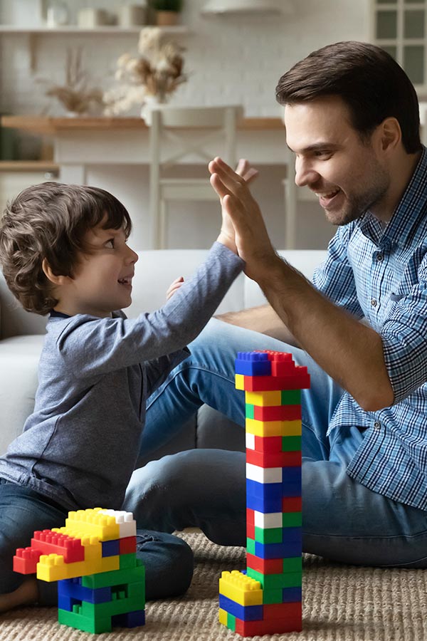 Complimenter trop souvent un enfant l'encouragerait à tricher à l'école