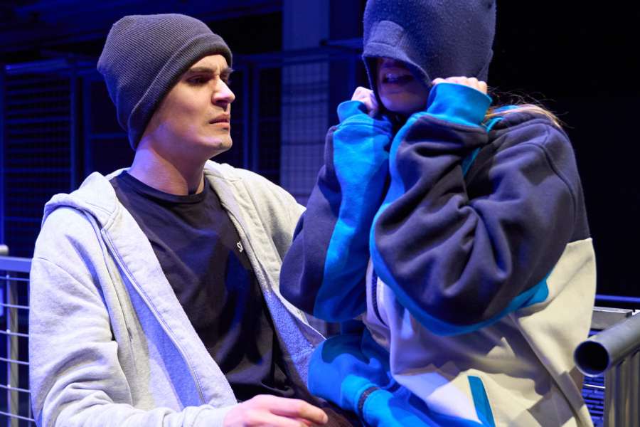 kideaz copyright mierscher kulturhaus  der junge mit dem koffer
