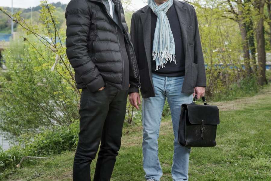 kideaz copyright event ariston escher theater  zwei herren am strand