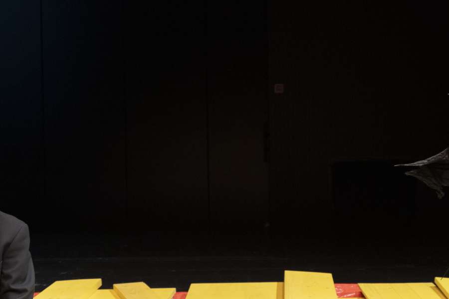 kideaz copyright event cube 521  zwei herren am strand 1