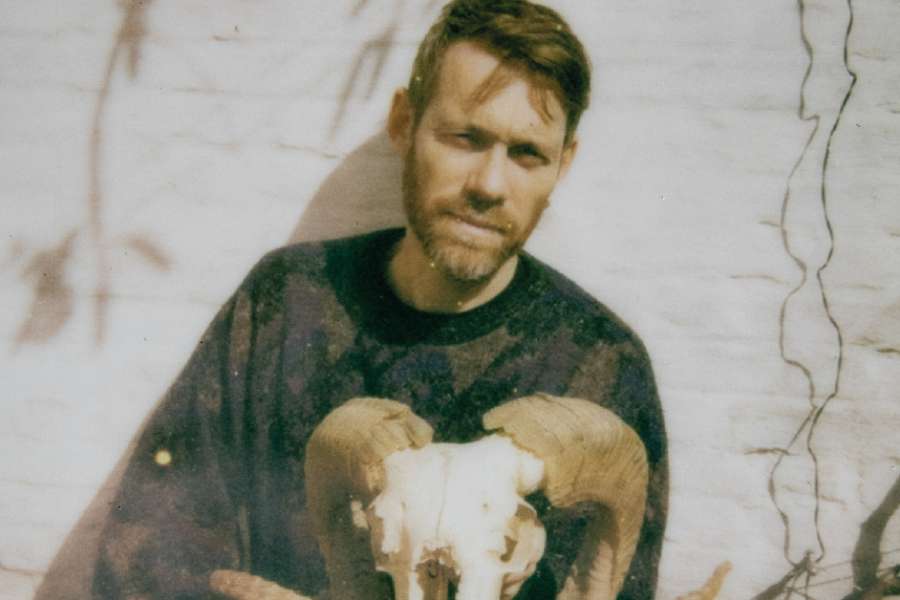 kideaz copyright event kulturfabrik  kiss the anus of a black cat