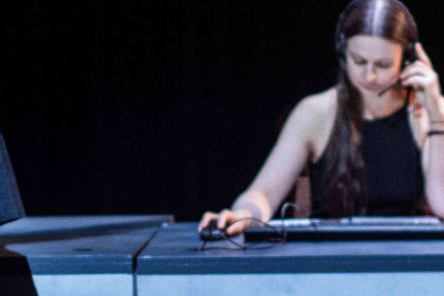 kideaz copyright event ariston escher theater  des gens au travail