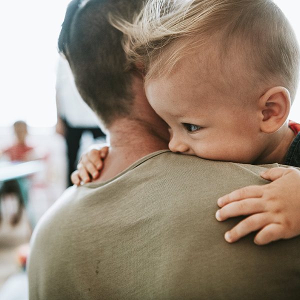 kideaz parent enfant calin retrouvailles